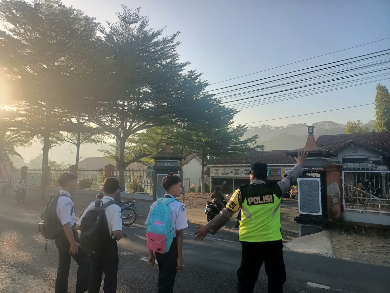 Yanmas Pagi, Bhabinkamtibmas Polsek Patikraja Amankan Arus Lalu Lintas Pagi di Depan SDN 1 Kedungrandu