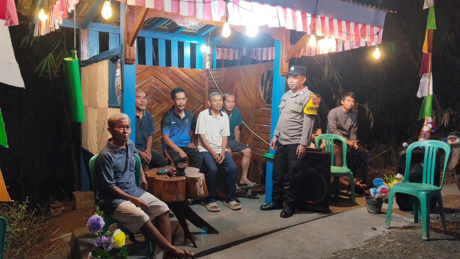 Perkuat Sinergi Dengan Warga, Bhabinkamtibmas Polsek Purwojati Banyumas Sambangi Pos Satkamling