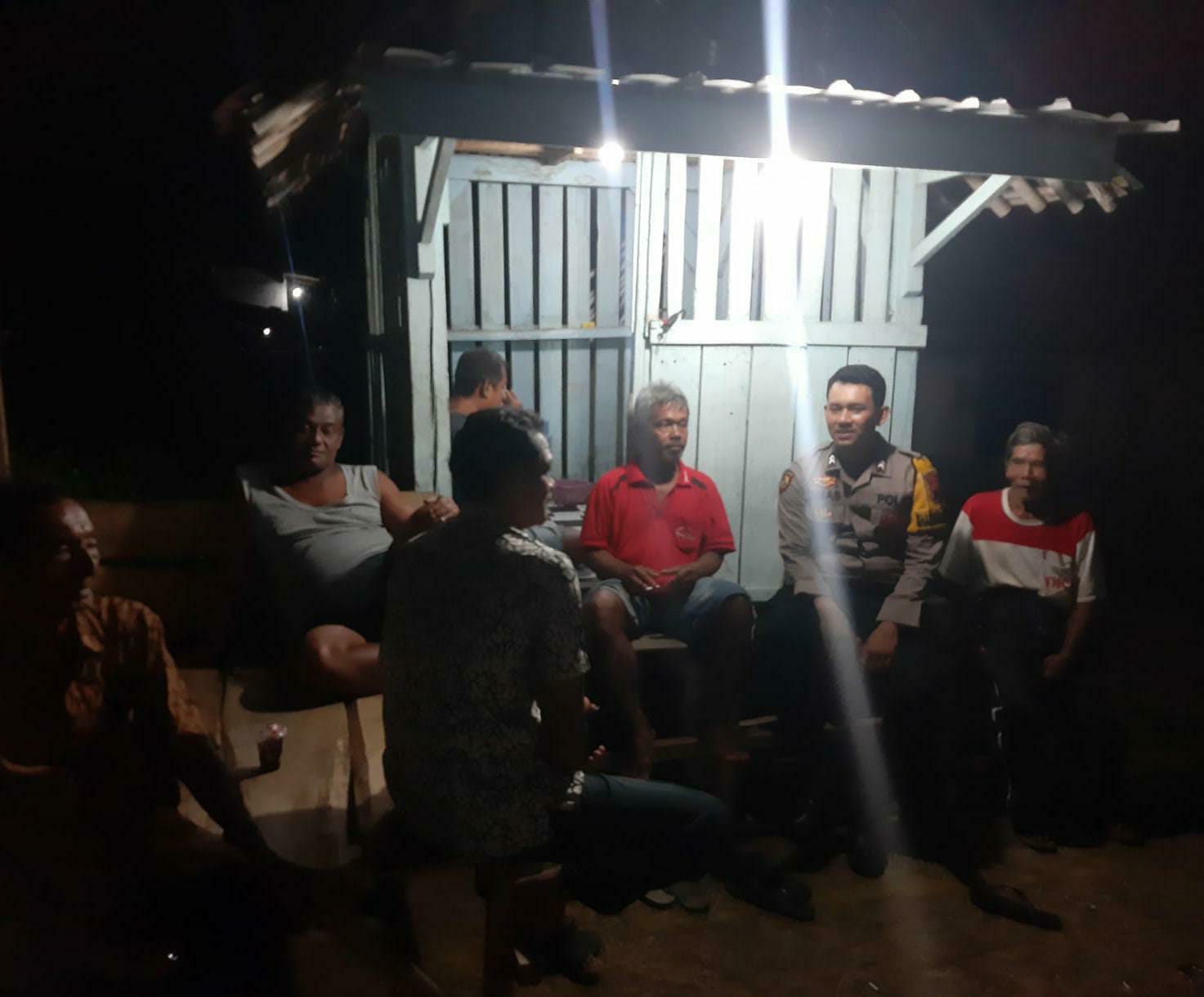 Perkuat Siskamling, Bhabinkamtibmas Polsek Rawalo Banyumas Sambangi Pos Kamling Desa Losari