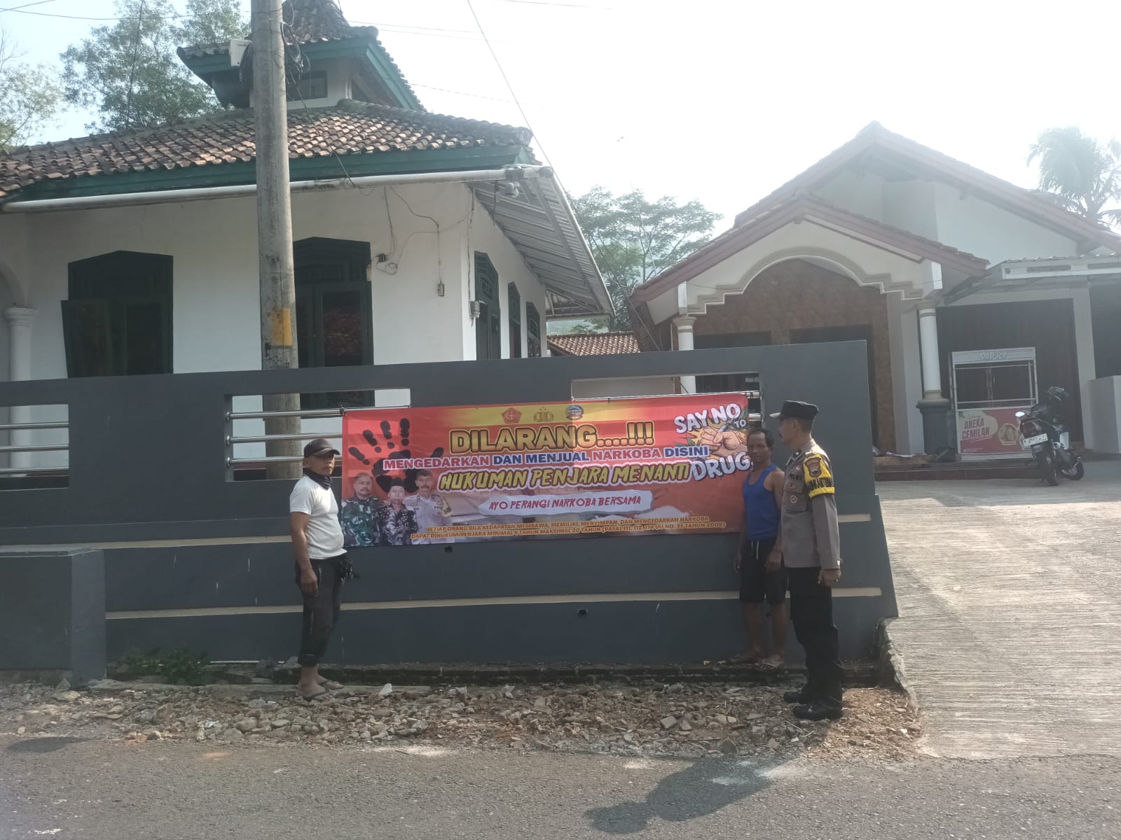 Cegah Penyalahgunaan Narkoba, Bhabinkamtibmas Banyumas Pasang Banner Imbauan di Desa Gancang
