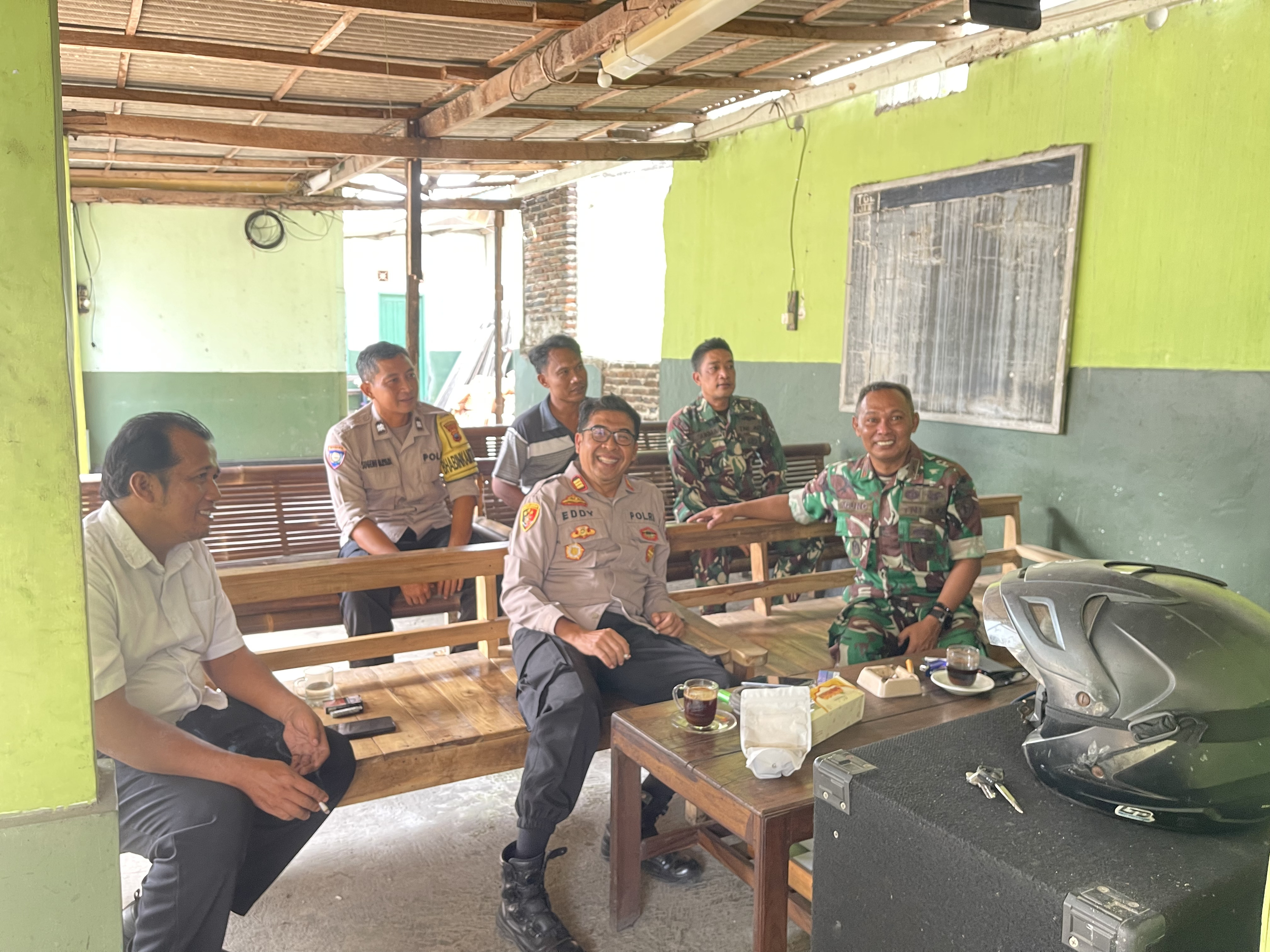 Silaturahmi ke Koramil 16 Rawalo, Polsek Rawalo Perkuat Soliditas TNI-Polri