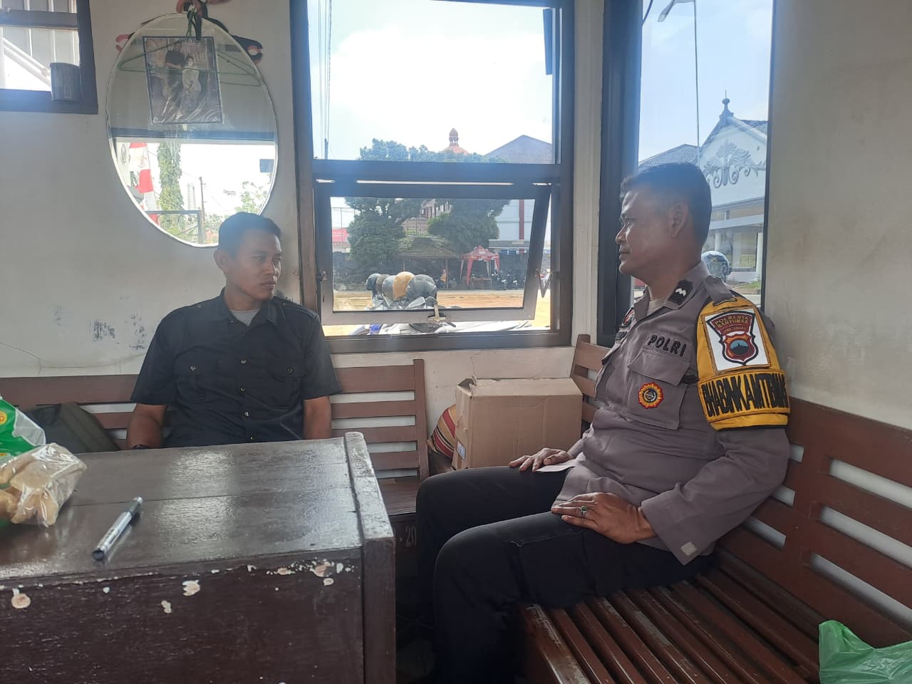 Sambangi Satpam SMAN 5 Purwokerto, Bhabinkamtibmas Purwokerto Timur Perkuat Keamanan Lingkungan Sekolah
