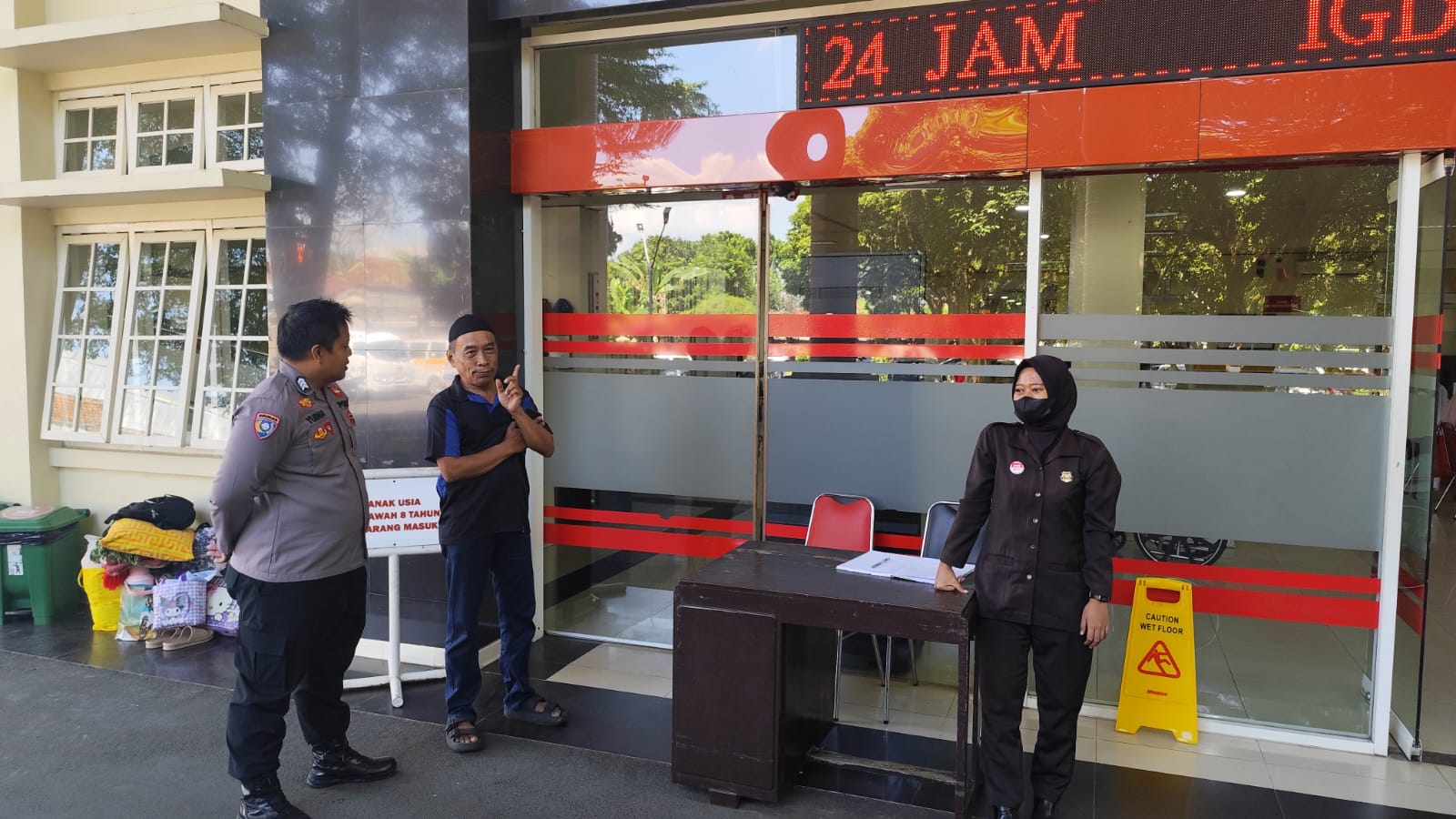 Bhabinkamtibmas Sambangi Security Rumah Sakit, Perkuat Koordinasi Keamanan dan Imbau Kewaspadaan