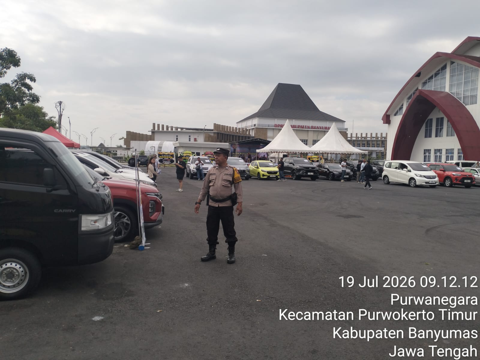Jaga Kondusifitas, Polsek Purwokerto Barat Banyumas Kawal Pekan Raya Mobil Banyumas
