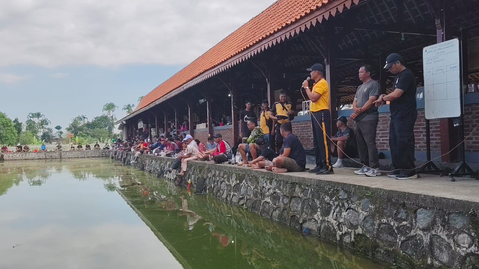 Meriahkan HUT Bhayangkara, Polsek Kedungbanteng Banyumas Ajak Warga Mancing dan Senam Bersama