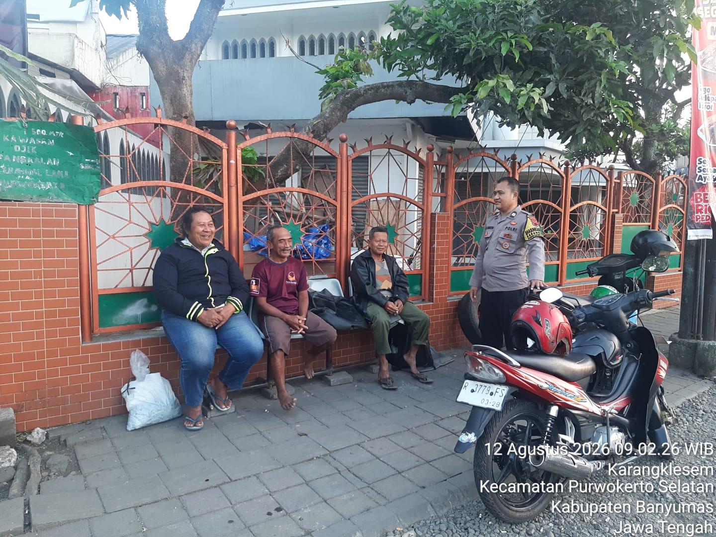 Cegah Curanmor, Bhabinkamtibmas Purwokerto Selatan Sambangi Tukang Ojek dan Warga