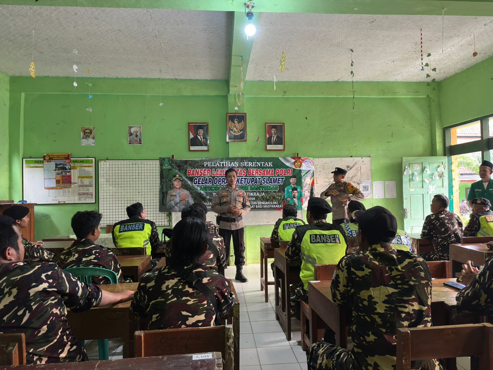 Bhabinkamtibmas Polresta Banyumas Bekali Banser Pelatihan Turlalin