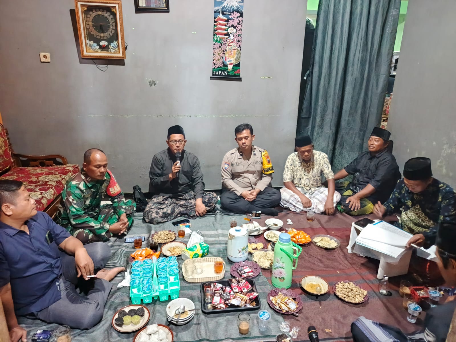 Serap Aspirasi Warga, Bhabinkamtibmas Wangon Perkuat Sinergi Kamtibmas Lewat Pertemuan RT/RW Desa Windunegara