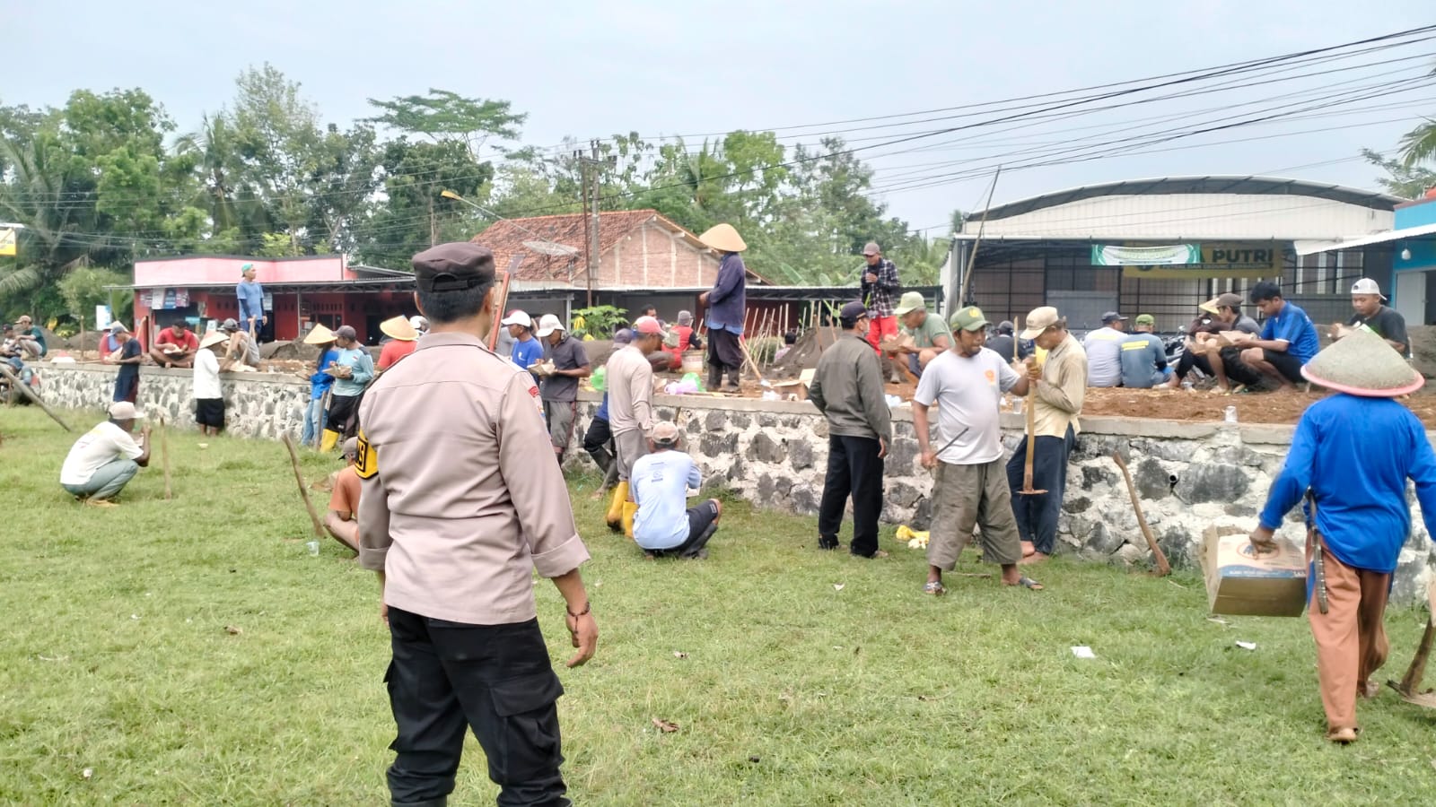 Jelang Agustus, Polisi Ikut Gotong Royong Benahi Lapangan Warga Purwojati Banyumas