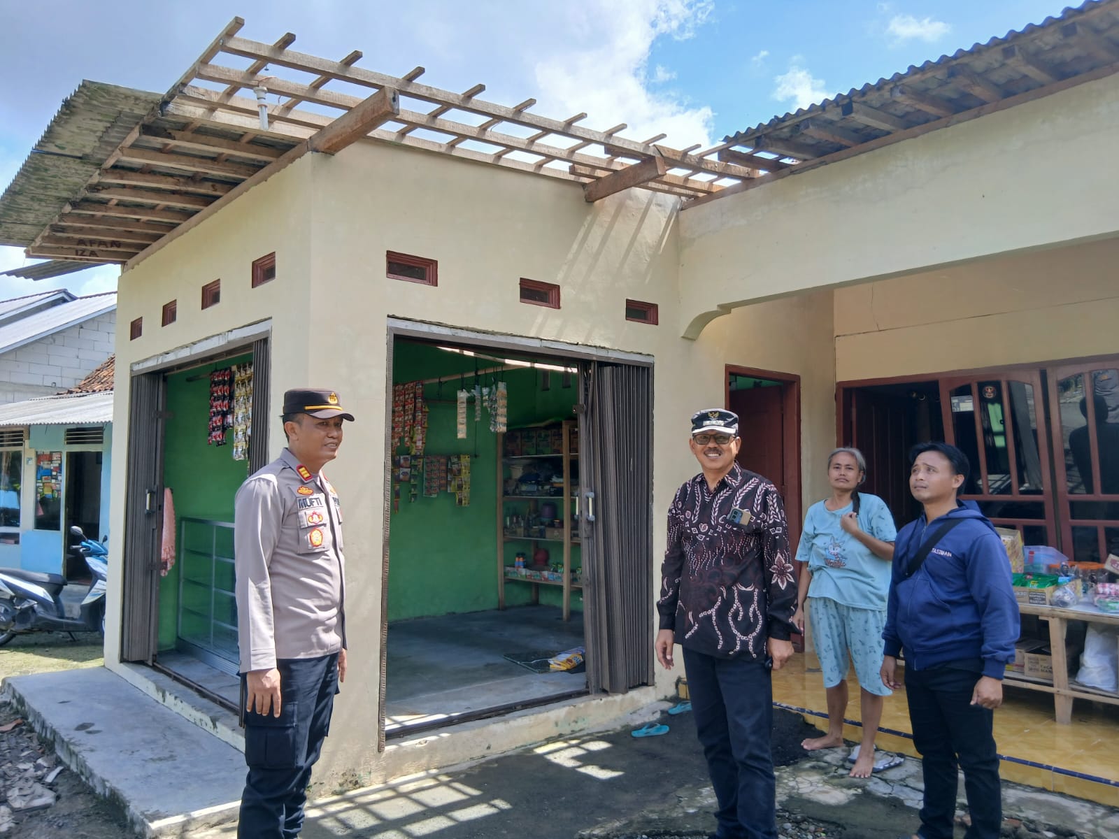 Polsek Wangon Polresta Banyumas Respons Cepat Dampak Angin Kencang, Bantu Perbaikan Rumah Warga Desa Jurangbahas