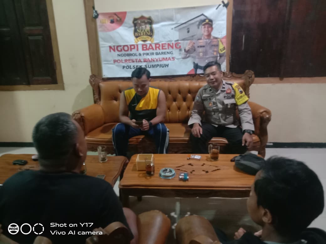 Melalui Secangkir Kopi, Bhabinkamtibmas Polsek Sumpiuh Polresta Banyumas Eratkan Hubungan Dengan Masyarakat