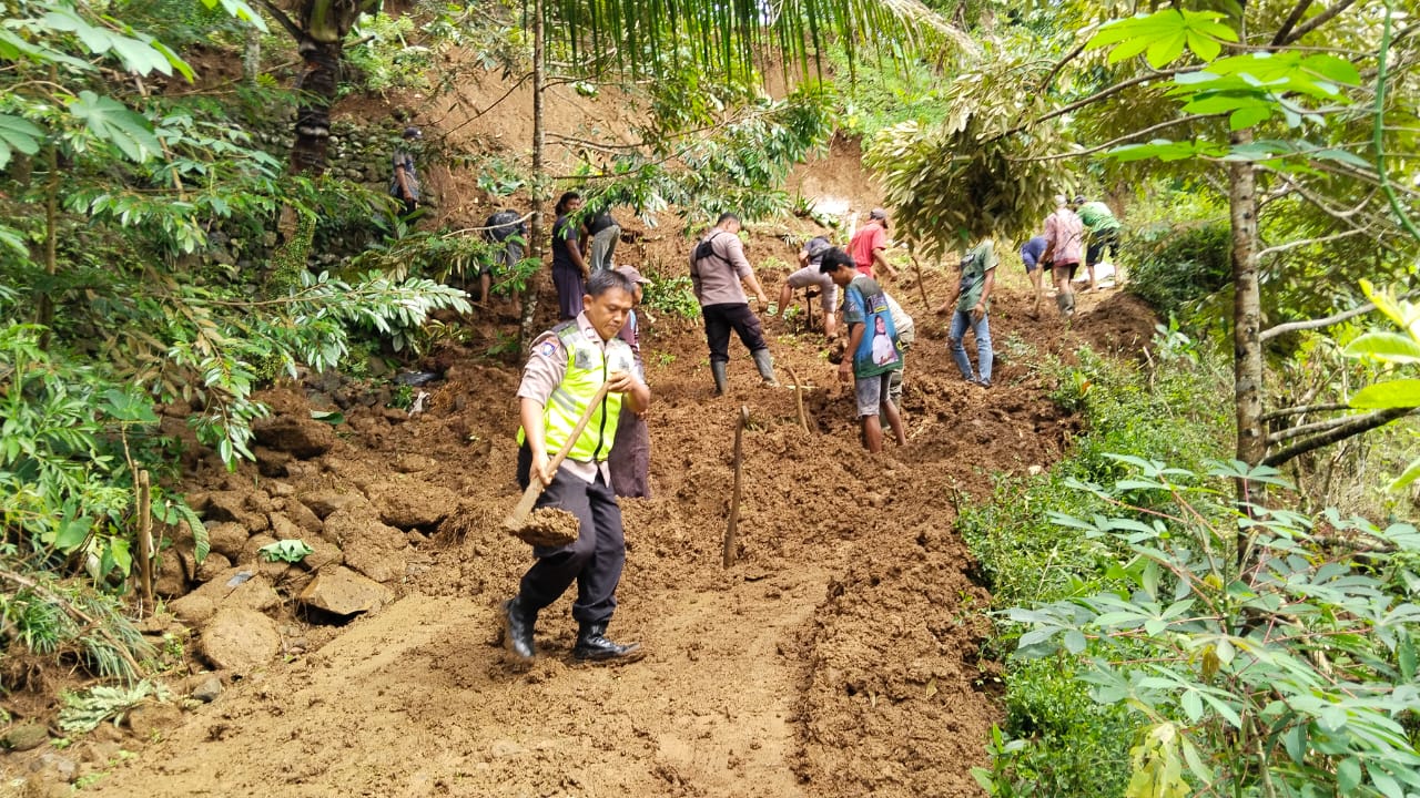 Respons Cepat Polsek Tambak Polresta Banyumas Tangani Longsor Dan Pohon Tumbang Akibat Hujan Deras