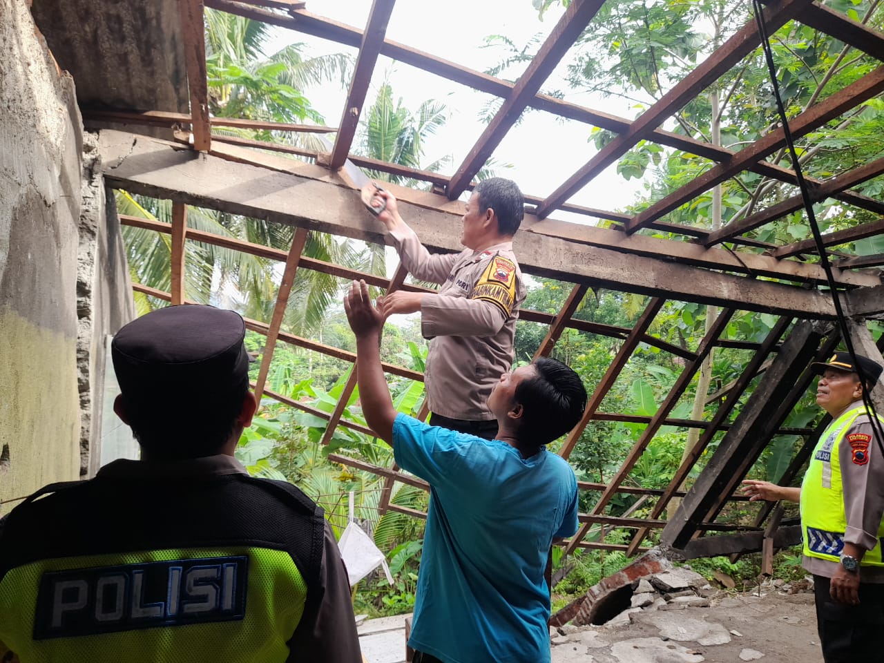 inergi TNI Polri Polsek Purwojati Polresta Banyumas Bantu Warga Bersihkan Puing Longsor