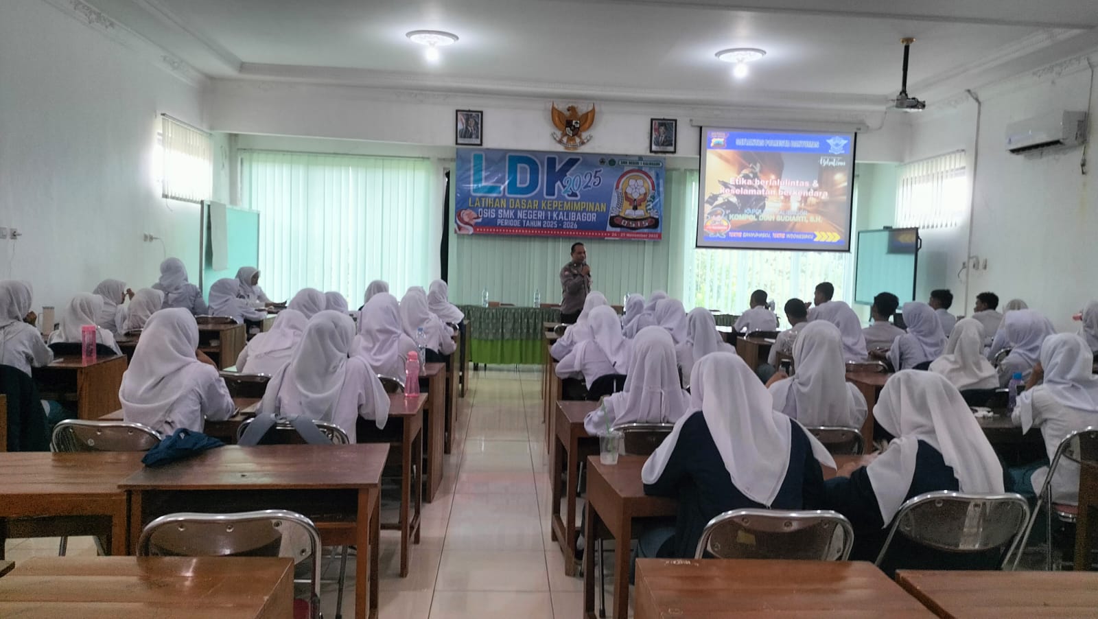 Polsek Kalibagor Polresta Banyumas Bekali Pengurus Osis Dengan Materi Kepemimpinan Dan Pencegahan Kenakalan Remaja