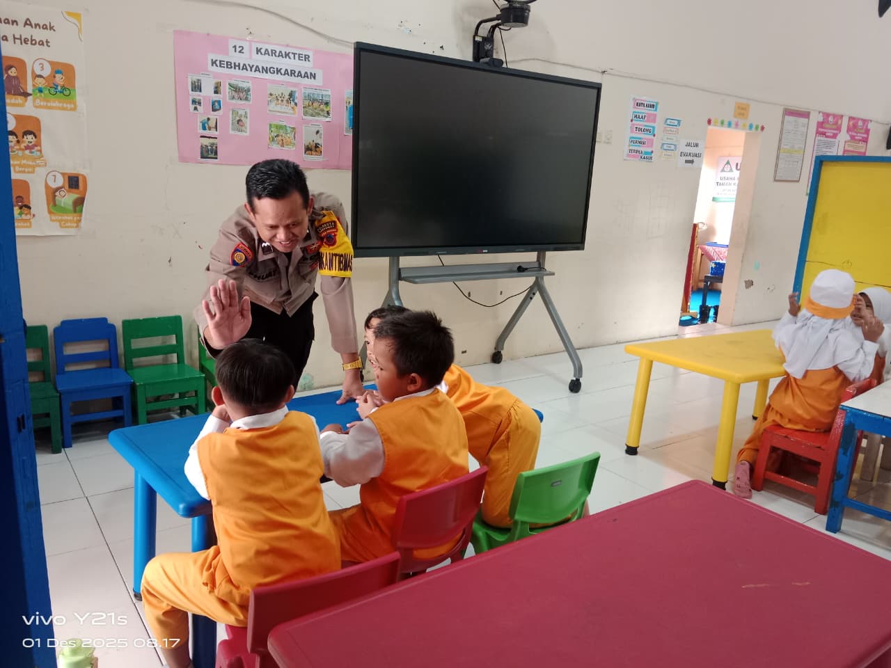 PSA, Bhabinkamtibmas Polsek Sumpiuh Polresta Banyumas Kenalkan Tugas Polisi dan Rambu Lalu Lintas kepada Siswa TK