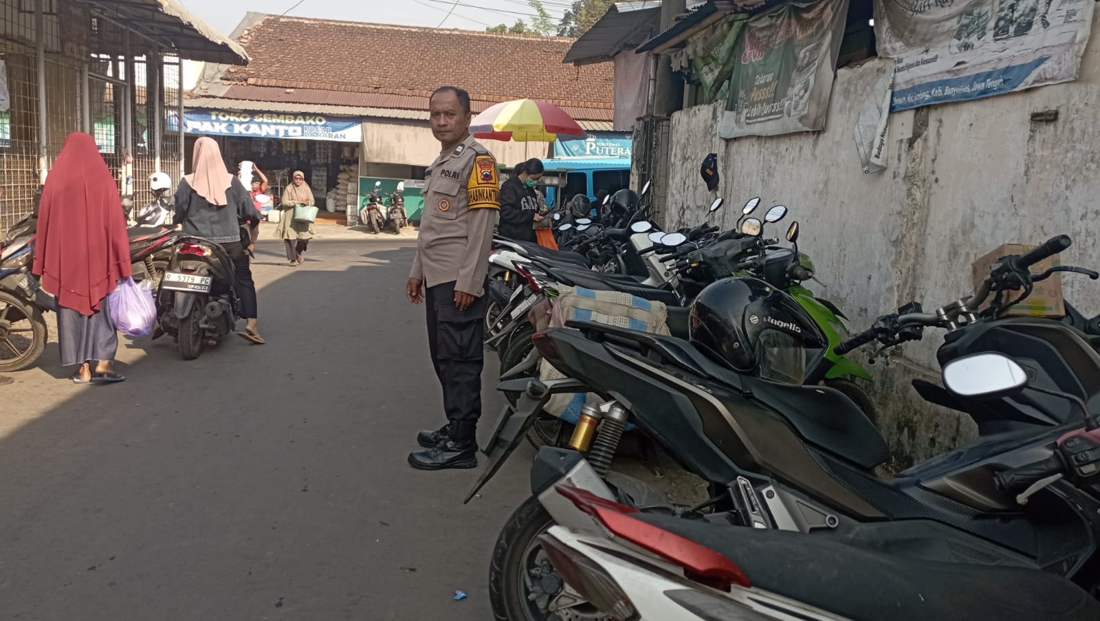 Cegah Curanmor, Bhabinkamtibmas Polsek Sumbang Beri Pembinaan Juru Parkir Pasar Kemukusan