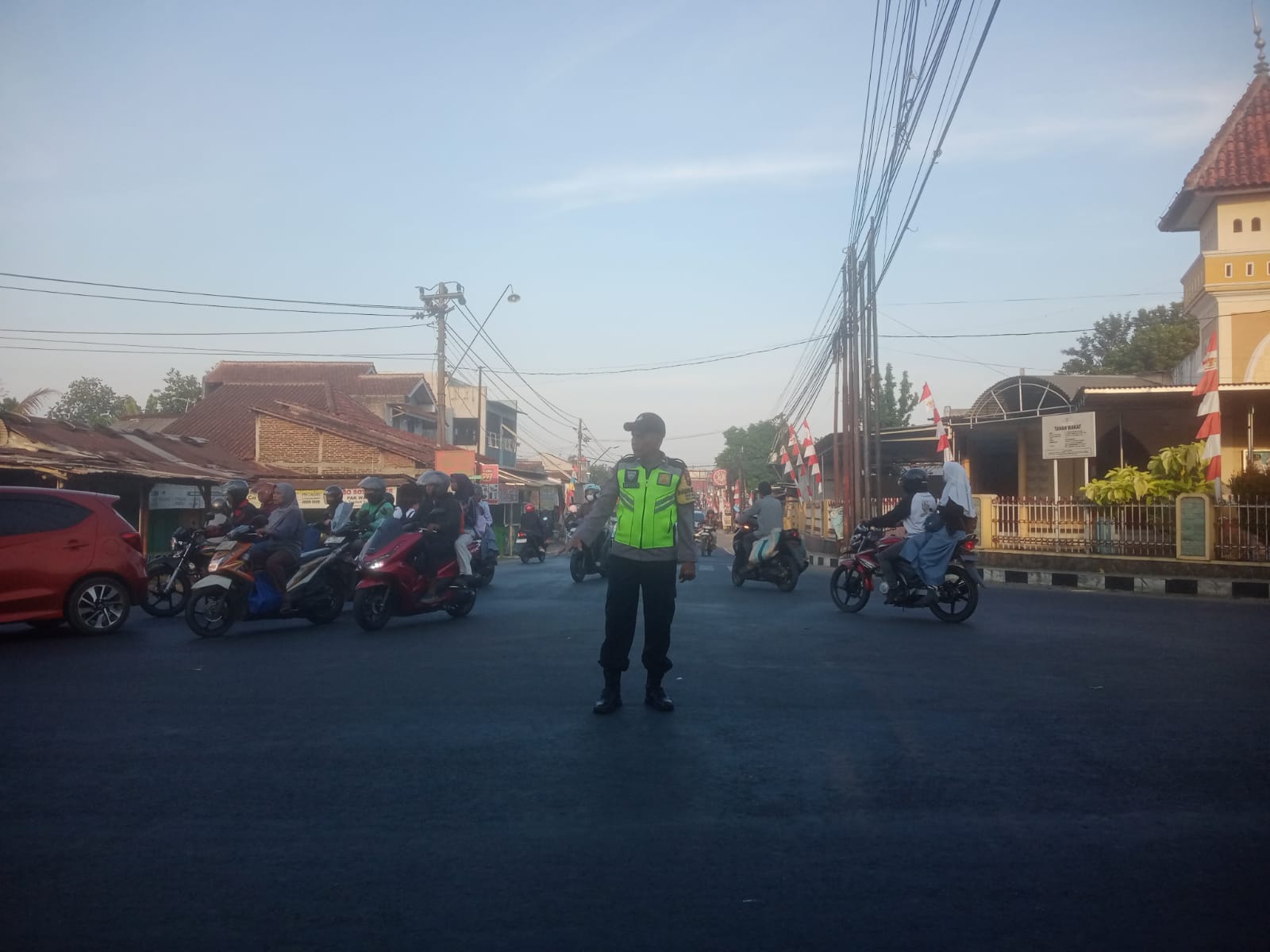 Yanmas Pagi, Bhabinkamtibmas Kedungbanteng Pastikan Pelajar Aman Menyeberang Jalan