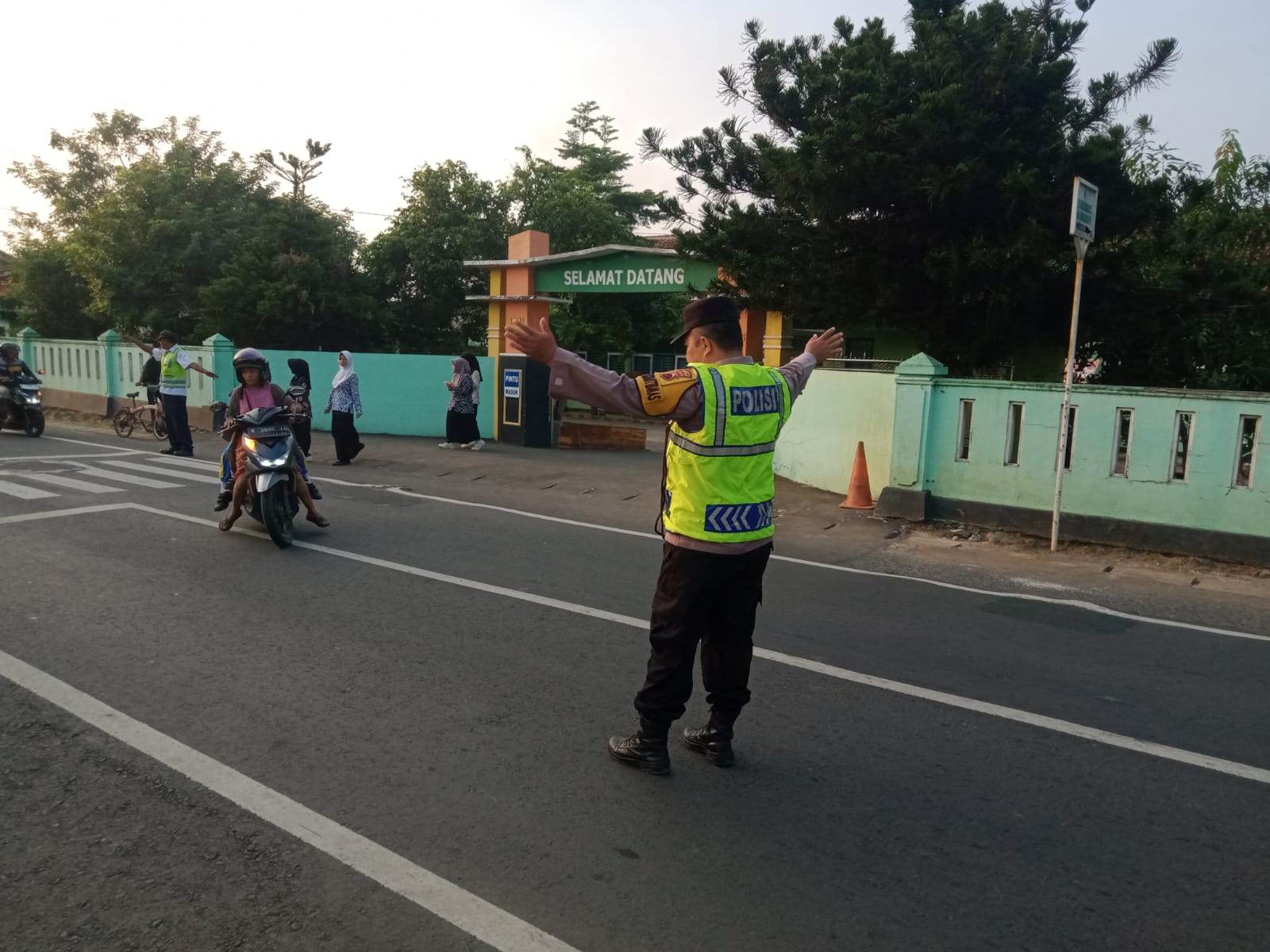 Ciptakan Rasa Aman, Personel Polsek Cilongok Banyumas Laksanakan PH Pagi di Kawasan Sekolah
