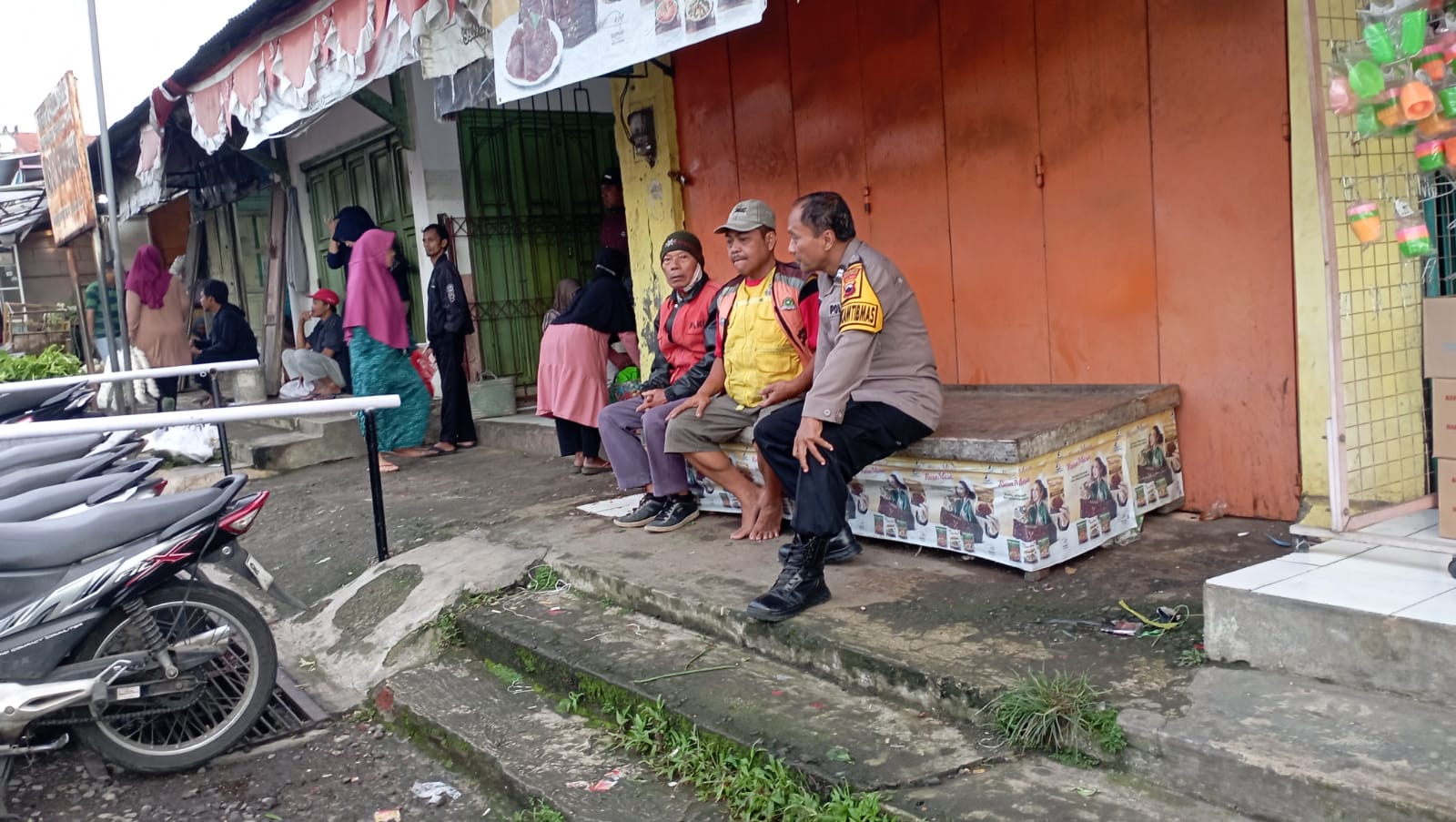 Antisipasi Copet dan Uang Palsu, Bhabinkamtibas Sumbang Polresta Banyumas Sambang Pasar Kemukusan