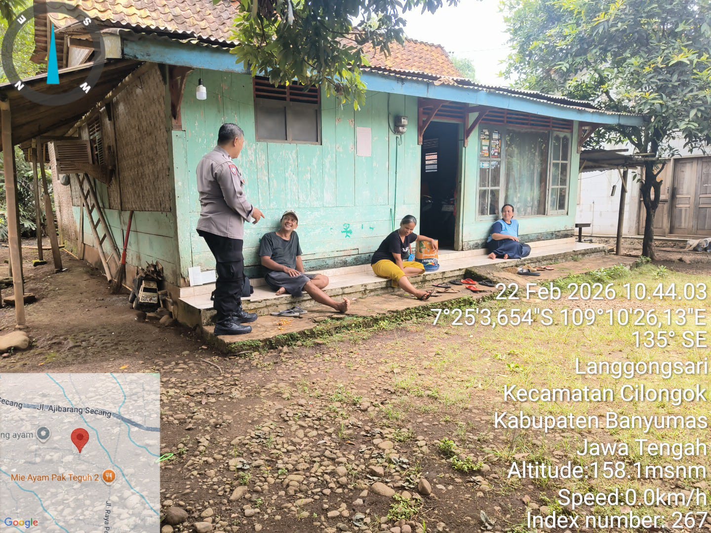 Sambangi Warga, Bhabinkamtibmas Polsek Cilongok Polresta Banyumas Ajak Masyarakat Jaga Kerukunan