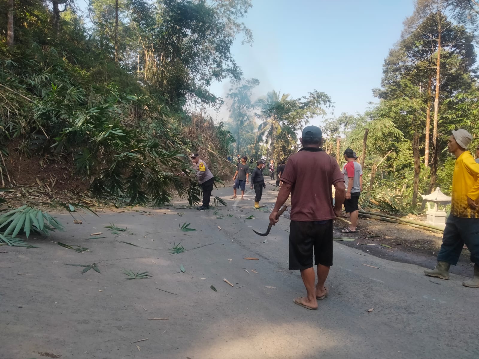 Polsek Kedungbanteng Bersama Forkopimcam dan Warga Gotong Royong Bersihkan Ruas Jalan Keniten–Kalikesur–Windujaya