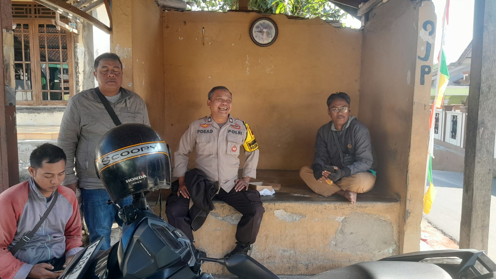 Perkuat Kemitraan dengan Warga, Bhabinkamtibmas Gumelar Sambangi Pangkalan Ojek