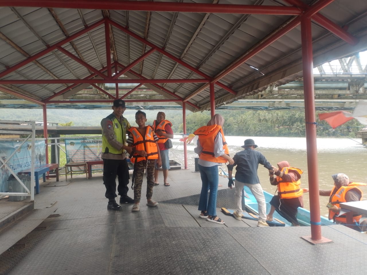 Pantau Wisata Air Sungai Serayu, Pamatwil OKC 2026 Polresta Banyumas Imbau Ratusan Pengunjung Utamakan Keselamatan