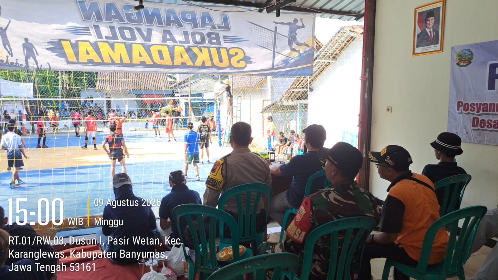 Semarak HUT ke-81 RI di Pasir Wetan, Bhabinkamtibmas Karanglewas Kawal Turnamen Voli Antar-RT