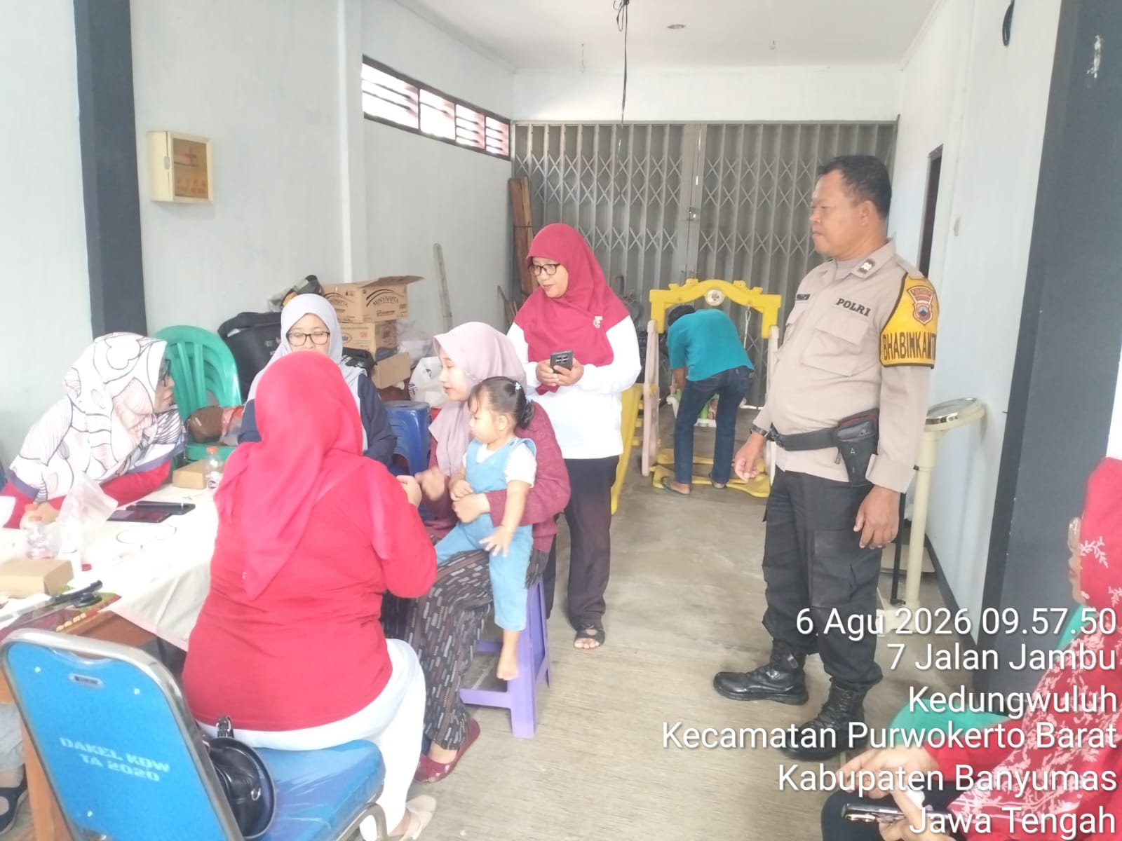 Bhabinkamtibmas Purwokerto Timur Bersama Tenaga Kesehatan Sukseskan Bulan Pemberian Vitamin A dan Obat Cacing