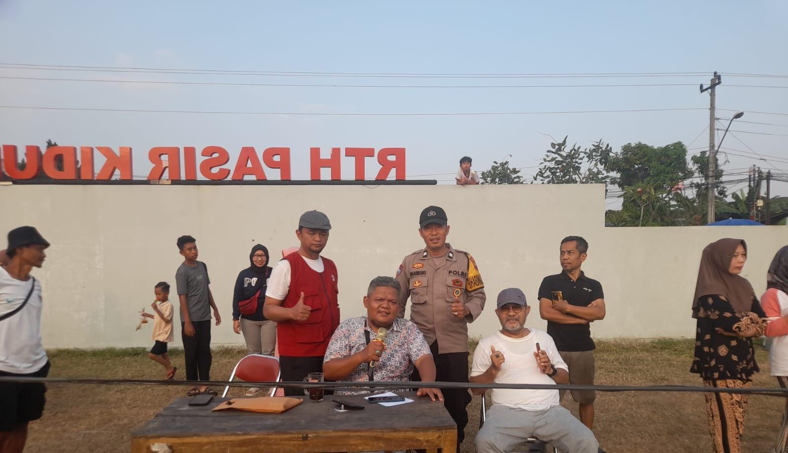 Meriahkan HUT Ke-81 RI, Bhabinkamtibmas Purwokerto Barat Hadir Amankan Turnamen Mini Soccer Ibu-Ibu di Pasir Kidul
