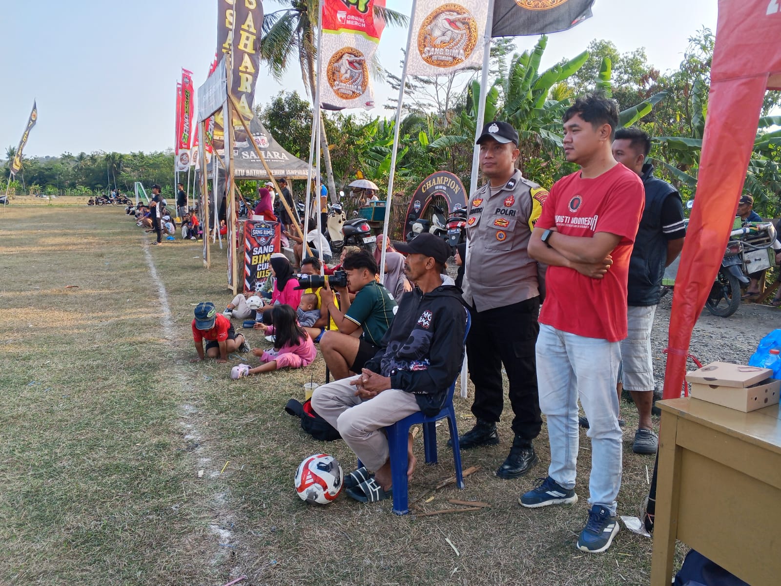 Semarak HUT RI ke-81, Polsek Purwokerto Timur Pantau Laga Sepak Bola U-15 di Kelurahan Mersi