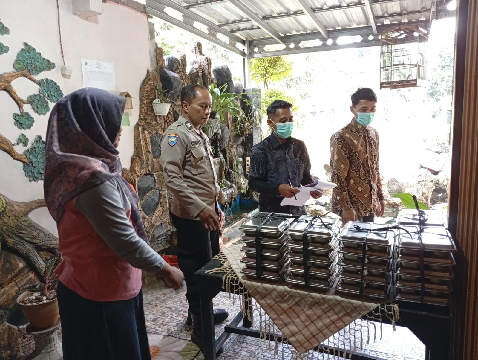 Sambang SPPG Kalisube, Bhabinkamtibmas Banyumas Ajak Pengelola Perkuat Keamanan dan Kewaspadaan