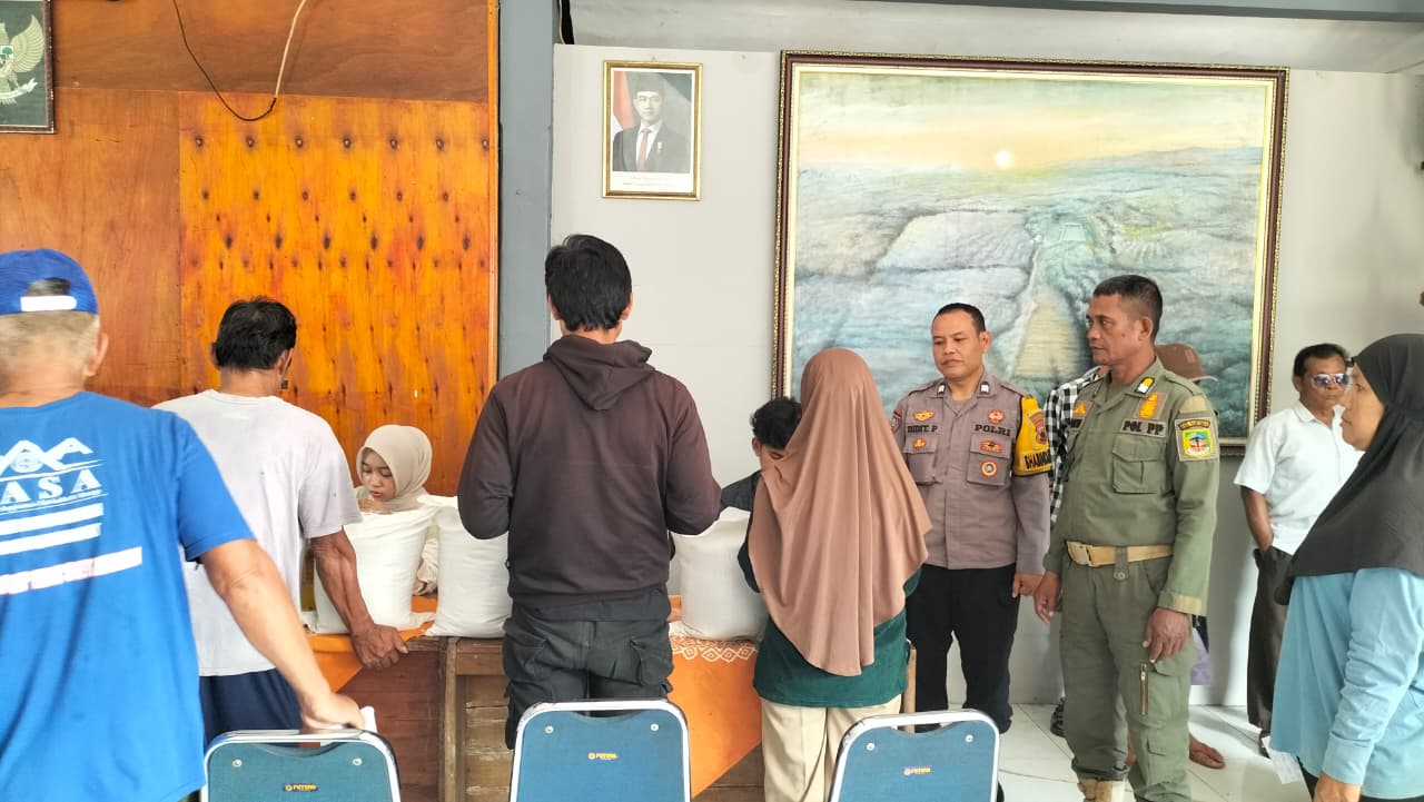 Hadir di Tengah Warga, Polisi Pastikan Pembagian Bansos di Kalibagor Banyumas Aman