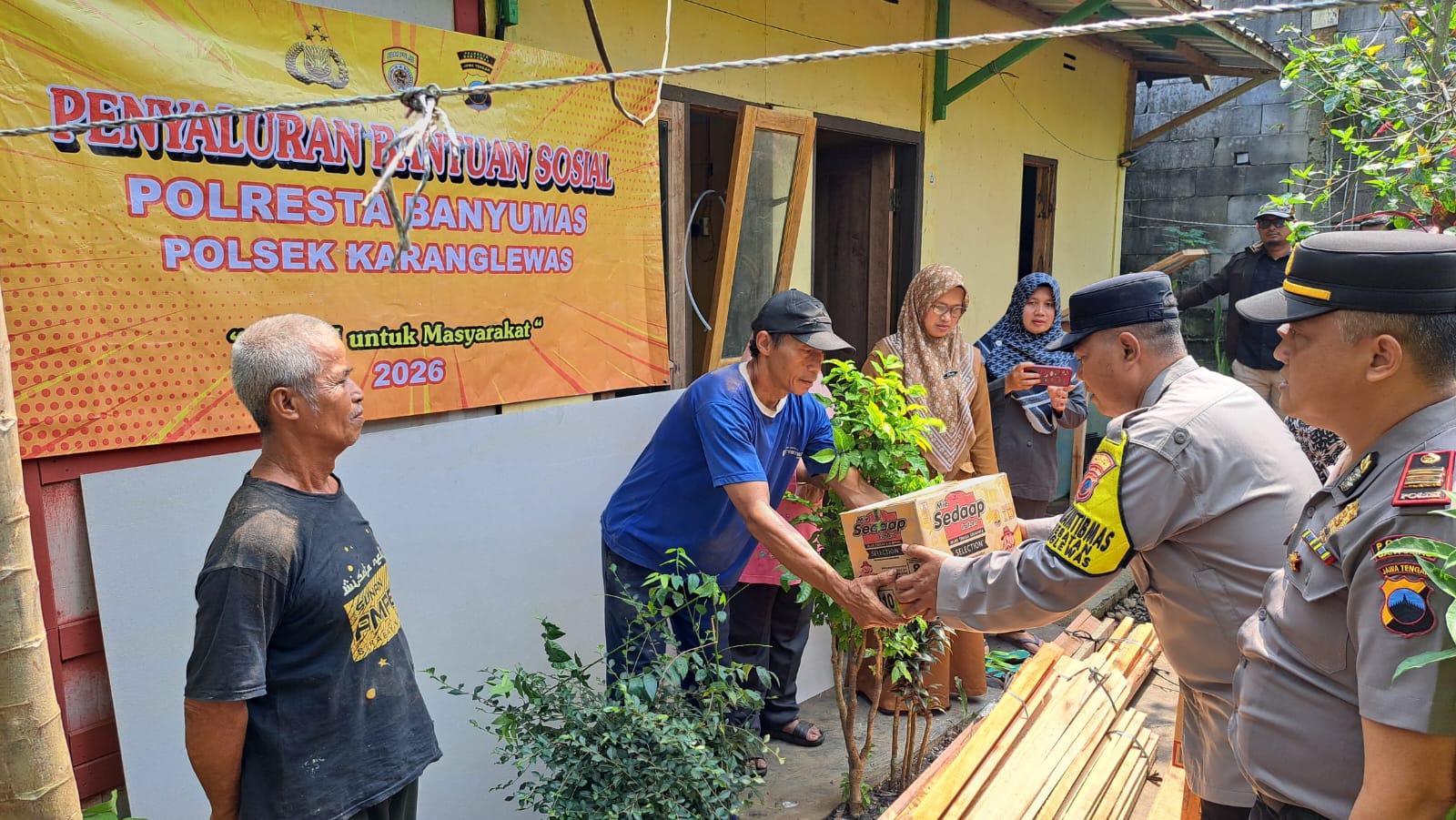 Tak Hanya Menjaga Kamtibmas, Polsek Karanglewas Banyumas Hadir Bantu Warga yang Tertimpa Musibah