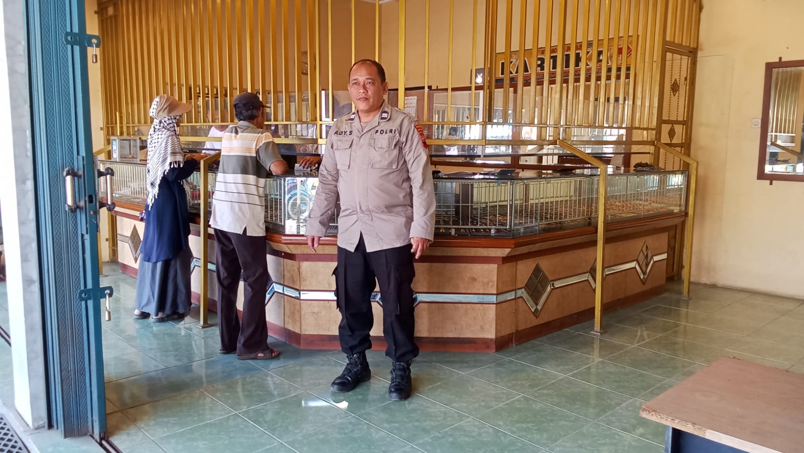 Bhabinkamtibmas Polsek Kemranjen Patroli Pertokoan Emas, Antisipasi Tindak Kriminal