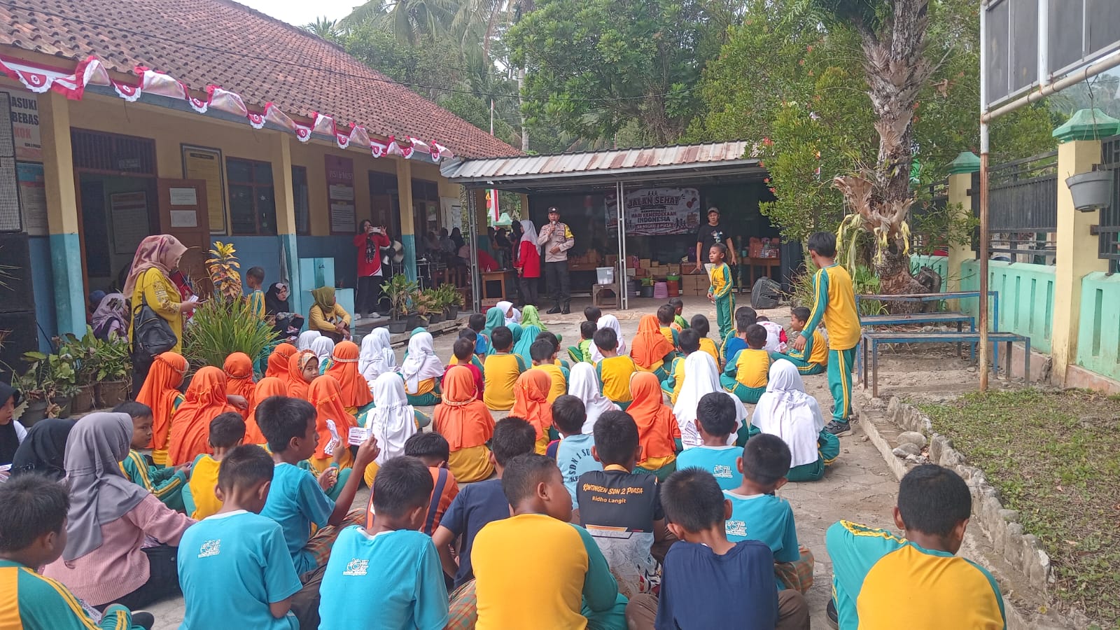 Wujudkan Sekolah Ramah Anak, Bhabinkamtibmas Somagede Sosialisasikan Pencegahan Bullying