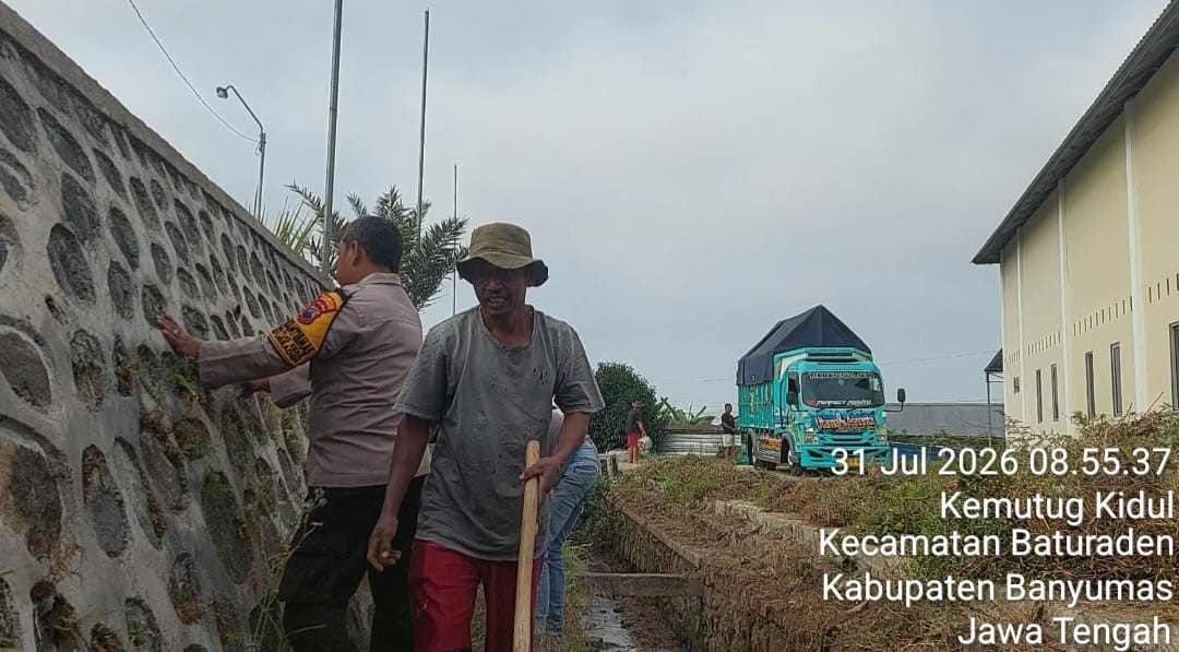Sambut HUT Ke-81 RI, Bhabinkamtibmas Polsek Baturraden Banyumas Gotong Royong Bersama Warga