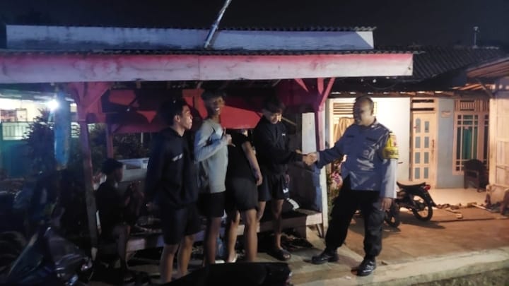 Jaga Lingkungan Tetap Kondusif, Bhabinkamtibmas Ajak Warga Guyub dan Aktif Ronda Malam