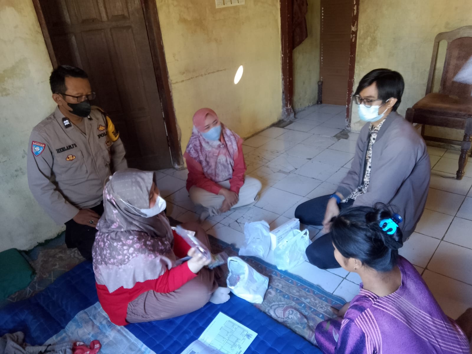 Bhabinkamtibmas Pekuncen Banyumas Bersinergi dengan Puskesmas, Laksanakan Tracing TB Paru