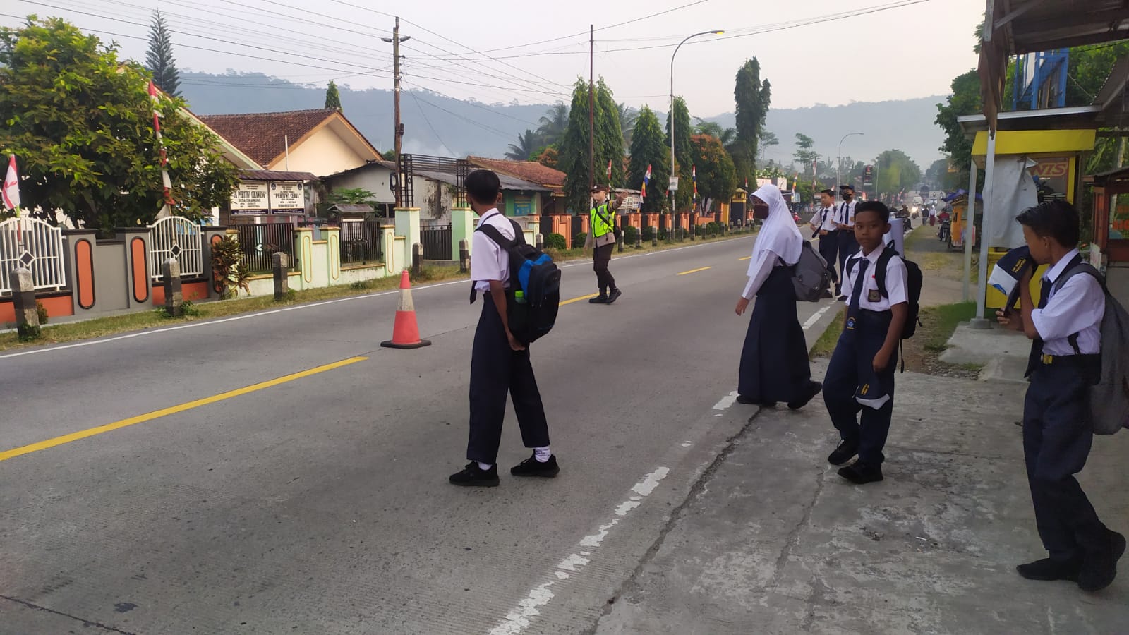 Bantu Penyeberangan Siswa, Personel Polsek Sokaraja Banyumas Ciptakan Lalu Lintas Aman dan Tertib