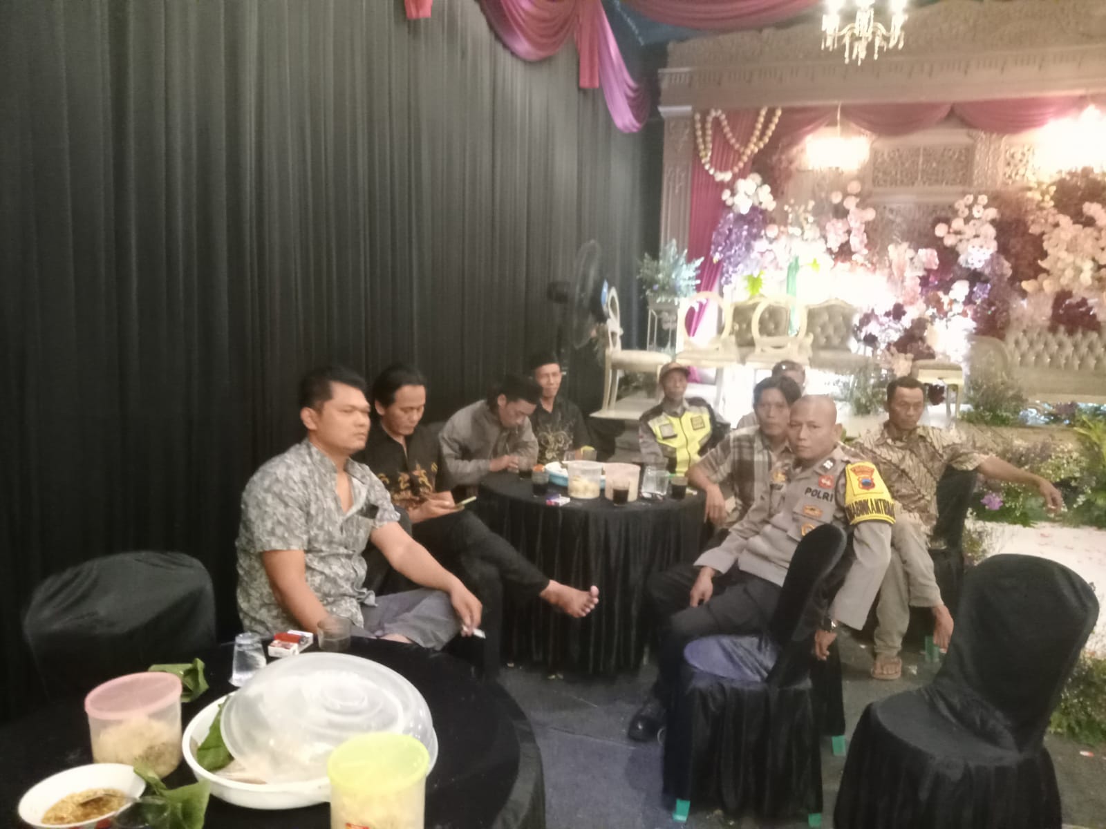 Bhabinkamtibmas Polsek Kebasen Banyumas Amankan Pagelaran Campursari di Hajatan Warga