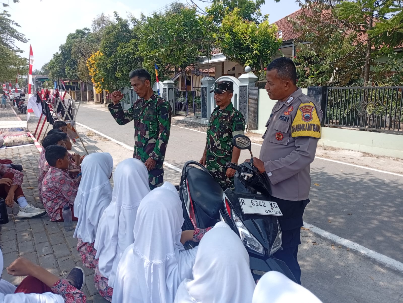 Bhabinkamtibmas Polsek Banyumas Tanamkan Disiplin kepada Pelajar Lewat Binluh