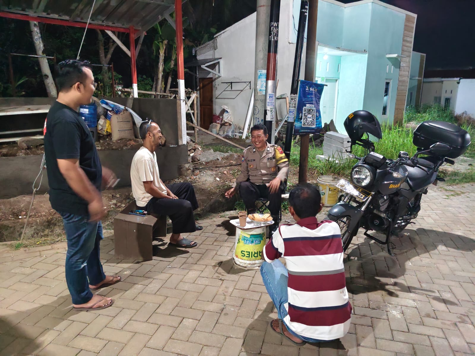 Patroli Dialogis, Bhabinkamtibmas Patikraja Apresiasi Pembentukan Satkamling Baru di Perum Praja Wijaya Kusuma