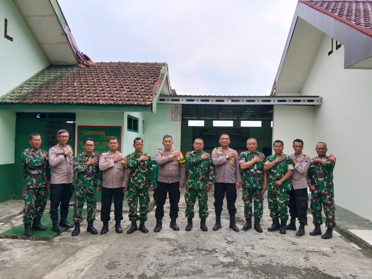 Silaturahmi ke Koramil 23 Cilongok, Polsek Cilongok Perkuat Soliditas TNI-Polri