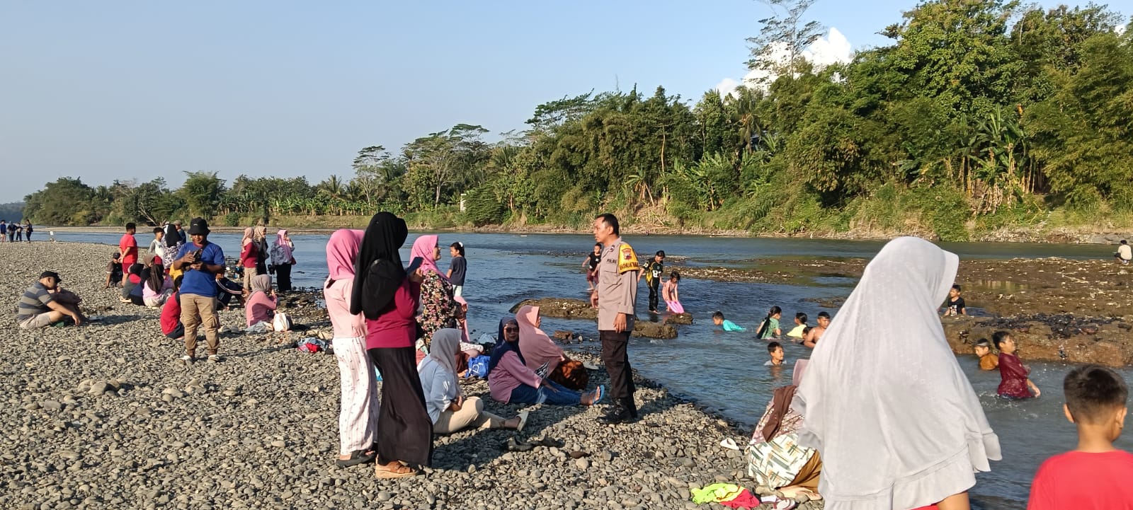 Polsek Kalibagor Tingkatkan Pengamanan di Wisata Wadas Cinta Lewat Sambang Humanis