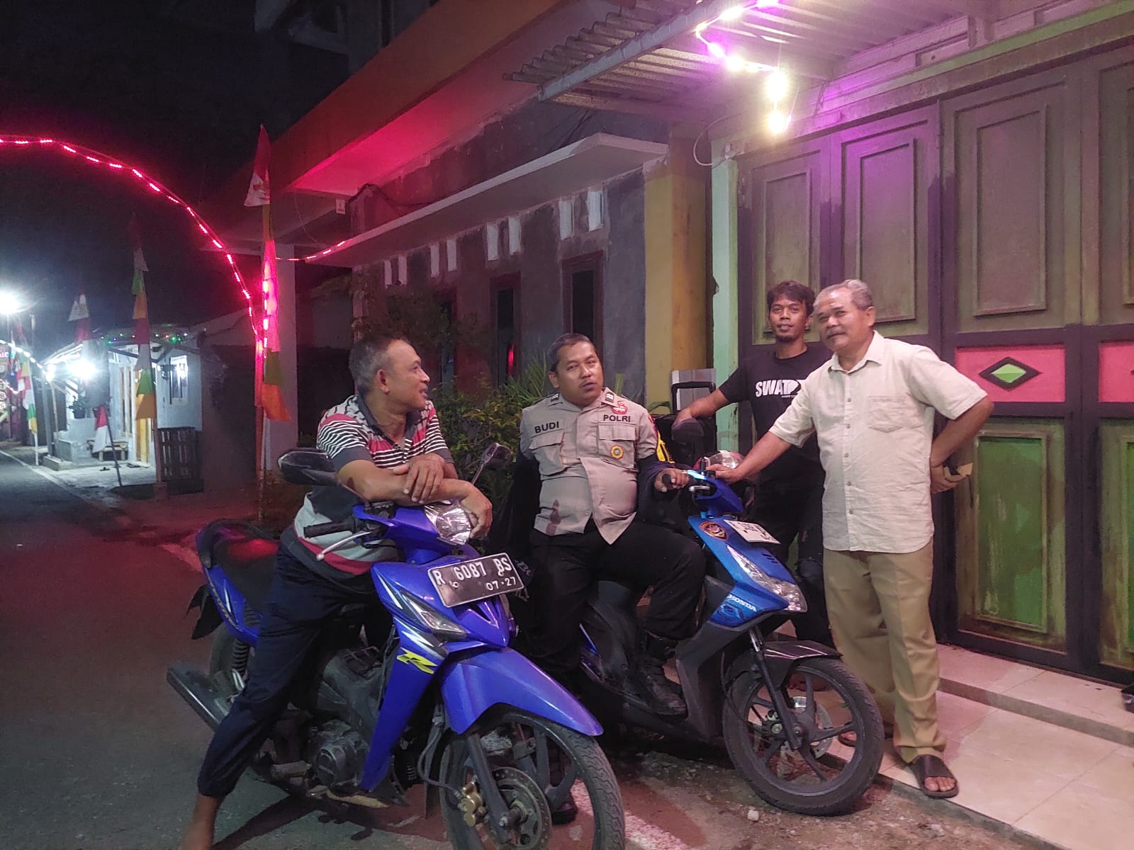 Sambangi Warga Malam Hari, Bhabinkamtibmas Kalibagor Ajak Hidupkan Kembali Siskamling