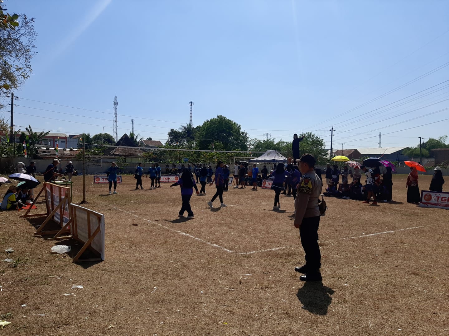 Bhabinkamtibmas Purwokerto Selatan Amankan Turnamen Voli Antar-RW di Karangklesem, Pertandingan Berlangsung Kondusif