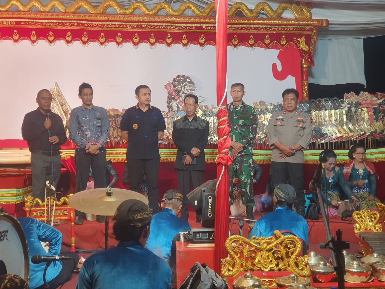 Wayang Kulit Jadi Media Edukasi, Bhabinkamtibmas Polsek Sokaraja Sosialisasikan Bahaya Narkoba dan Jaga Kamtibmas