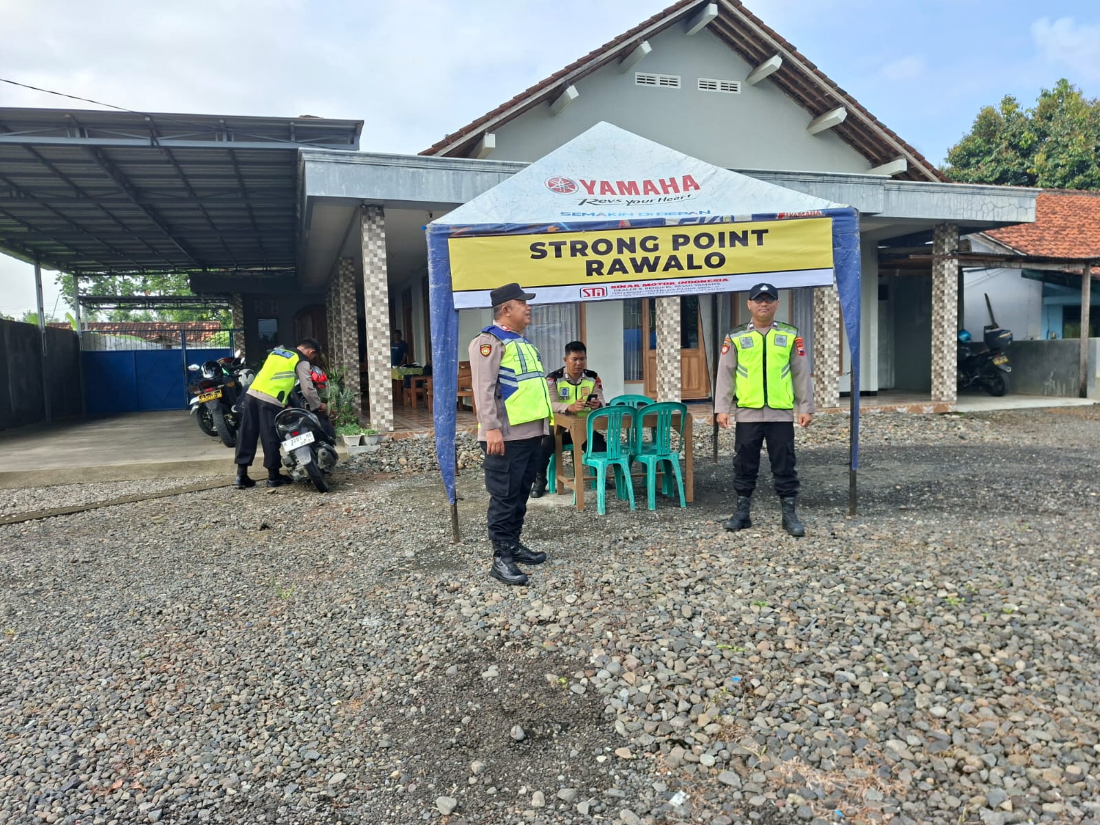 Personel Pos Strong Point Rawalo Polresta Banyumas Sigap Atur Lalu Lintas, Dukung Kelancaran Arus Mudik OKC 2026