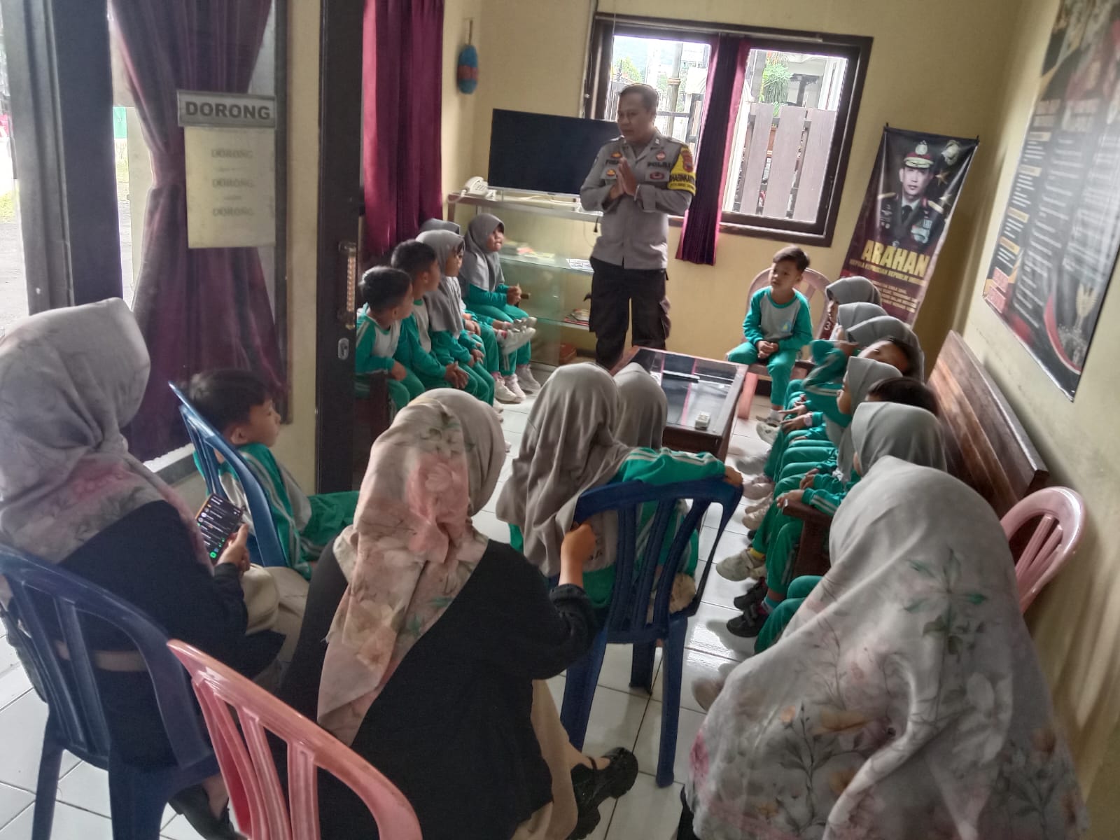 Polsek Gumelar Polresta Banyumas Ajak Anak PAUD Kenal Polisi Lewat Program Polisi Sahabat Anak